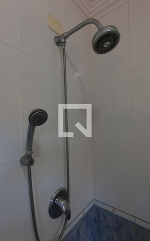 Casa de condomínio para alugar com 395m², 4 quartos e 6 vagas Casa de condomínio para alugar com 395m², 4 quartos e 6 vagasBanheiro da Suíte 2