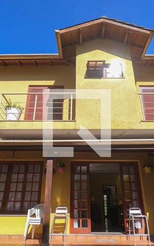 Casa de condomínio para alugar com 395m², 4 quartos e 6 vagas Casa de condomínio para alugar com 395m², 4 quartos e 6 vagasFachada