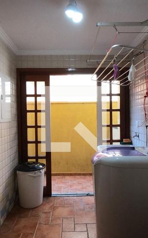 Casa de condomínio para alugar com 395m², 4 quartos e 6 vagas Casa de condomínio para alugar com 395m², 4 quartos e 6 vagasÁrea de Serviço