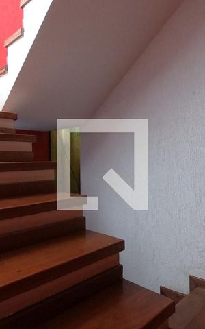 Casa de condomínio para alugar com 395m², 4 quartos e 6 vagas Casa de condomínio para alugar com 395m², 4 quartos e 6 vagasEscada