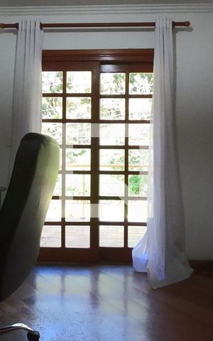 Casa de condomínio para alugar com 395m², 4 quartos e 6 vagas Casa de condomínio para alugar com 395m², 4 quartos e 6 vagasEscritório