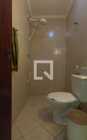 Casa de condomínio para alugar com 395m², 4 quartos e 6 vagas Casa de condomínio para alugar com 395m², 4 quartos e 6 vagasBanheiro de Serviço