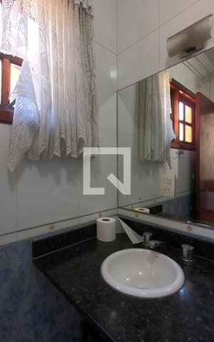 Casa de condomínio para alugar com 395m², 4 quartos e 6 vagas Casa de condomínio para alugar com 395m², 4 quartos e 6 vagasBanheiro da Suíte 2
