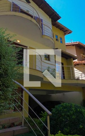 Casa de condomínio para alugar com 395m², 4 quartos e 6 vagas Casa de condomínio para alugar com 395m², 4 quartos e 6 vagasFachada