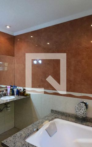 Casa de condomínio para alugar com 395m², 4 quartos e 6 vagas Casa de condomínio para alugar com 395m², 4 quartos e 6 vagasBanheiro da Suíte 1