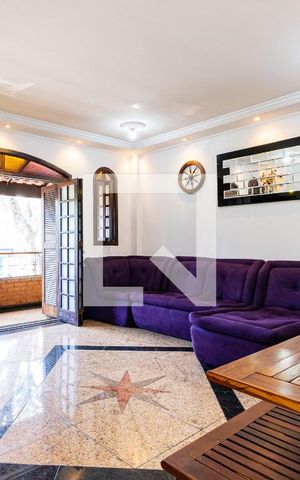 Casa à venda com 200m², 6 quartos e 2 vagas Casa à venda com 200m², 6 quartos e 2 vagasSala