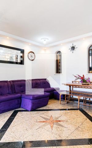 Casa à venda com 200m², 6 quartos e 2 vagas Casa à venda com 200m², 6 quartos e 2 vagasSala