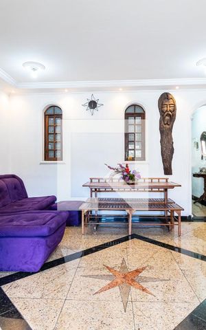 Casa à venda com 200m², 6 quartos e 2 vagas Casa à venda com 200m², 6 quartos e 2 vagasSala