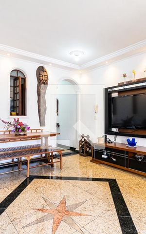 Casa à venda com 200m², 6 quartos e 2 vagas Casa à venda com 200m², 6 quartos e 2 vagasSala
