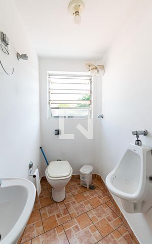 Casa à venda com 200m², 6 quartos e 2 vagas Casa à venda com 200m², 6 quartos e 2 vagasBanheiro do Espaço gourmet
