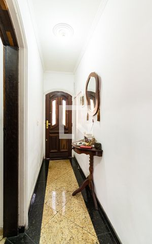 Casa à venda com 200m², 6 quartos e 2 vagas Casa à venda com 200m², 6 quartos e 2 vagasCorredor