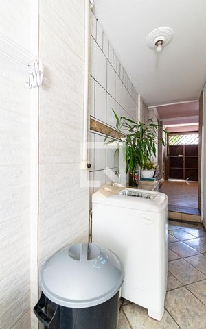 Casa à venda com 200m², 6 quartos e 2 vagas Casa à venda com 200m², 6 quartos e 2 vagasLavanderia Kitnet 1