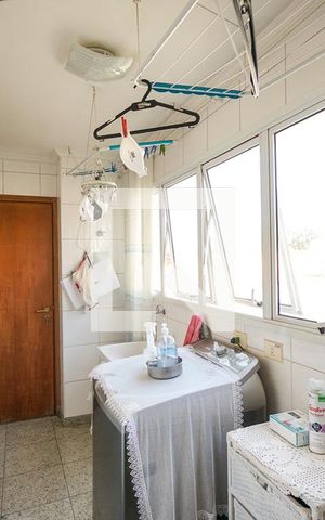 Apartamento à venda com 188m², 4 quartos e 3 vagas Apartamento à venda com 188m², 4 quartos e 3 vagasÁrea de serviço