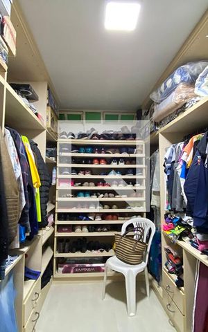 Casa à venda com 223m², 5 quartos e 2 vagasCloset Quarto 1 - Suíte