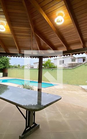 Casa à venda com 223m², 5 quartos e 2 vagasChalé