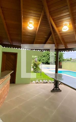 Casa à venda com 223m², 5 quartos e 2 vagasChalé