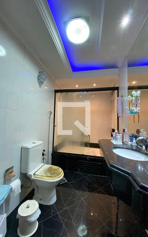 Casa à venda com 223m², 5 quartos e 2 vagasBanheiro Quarto 1 - Suíte
