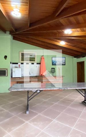 Casa à venda com 223m², 5 quartos e 2 vagasChalé