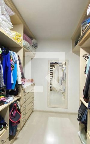 Casa à venda com 223m², 5 quartos e 2 vagasCloset Quarto 1 - Suíte