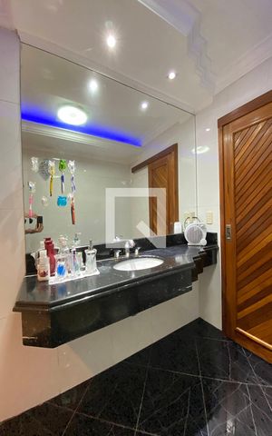 Casa à venda com 223m², 5 quartos e 2 vagasBanheiro Quarto 1 - Suíte
