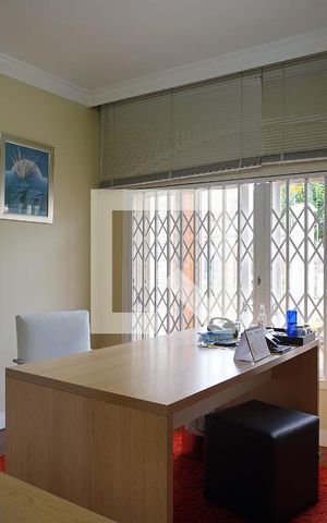 Casa à venda com 200m², 4 quartos e 6 vagasEscritório