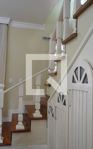 Casa à venda com 200m², 4 quartos e 6 vagasEscada - Dormitórios