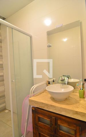 Casa à venda com 95m², 4 quartos e 2 vagasBanheiro