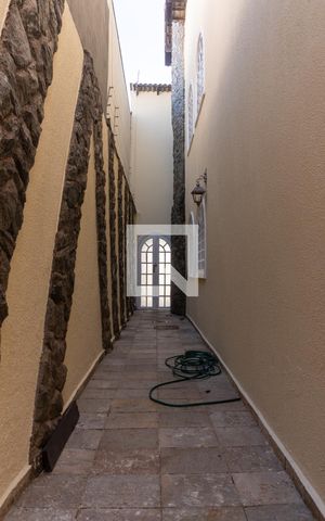 Casa à venda com 580m², 7 quartos e 5 vagas Casa à venda com 580m², 7 quartos e 5 vagasCorredor Externo
