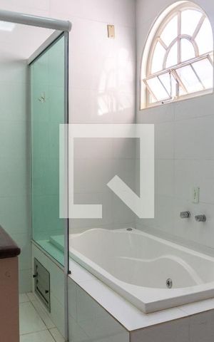 Casa à venda com 580m², 7 quartos e 5 vagas Casa à venda com 580m², 7 quartos e 5 vagasCasa 1 - Banheiro da Suíte Master