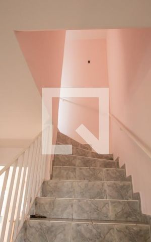 Casa à venda com 160m², 4 quartos e 2 vagas Casa à venda com 160m², 4 quartos e 2 vagasEscada - Sala