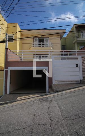 Casa à venda com 241m², 3 quartos e 5 vagas Casa à venda com 241m², 3 quartos e 5 vagasFachada
