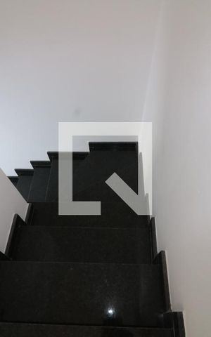 Casa à venda com 70m², 2 quartos e 1 vagaEscada de acesso aos dormitorios