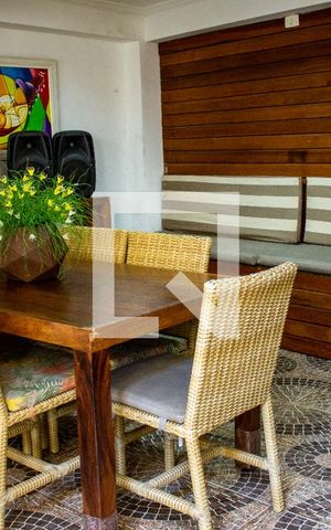 Casa à venda com 221m², 3 quartos e 5 vagas Casa à venda com 221m², 3 quartos e 5 vagasÁrea Externa
