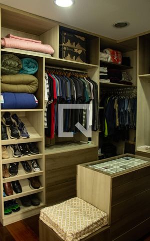 Casa à venda com 221m², 3 quartos e 5 vagas Casa à venda com 221m², 3 quartos e 5 vagasCloset da Suíte 3