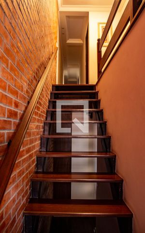 Casa à venda com 221m², 3 quartos e 5 vagas Casa à venda com 221m², 3 quartos e 5 vagasEscadas