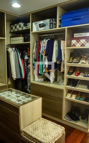 Casa à venda com 221m², 3 quartos e 5 vagas Casa à venda com 221m², 3 quartos e 5 vagasCloset da Suíte 3