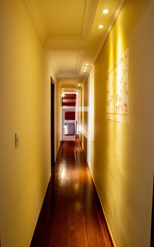 Casa à venda com 221m², 3 quartos e 5 vagas Casa à venda com 221m², 3 quartos e 5 vagasCorredor