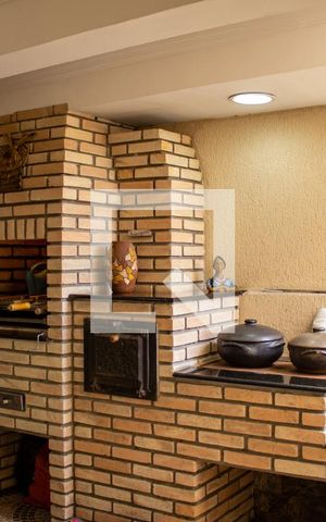 Casa à venda com 221m², 3 quartos e 5 vagas Casa à venda com 221m², 3 quartos e 5 vagasÁrea Externa