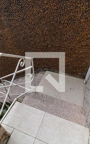 Casa à venda com 200m², 4 quartos e 1 vaga Casa à venda com 200m², 4 quartos e 1 vagaEscada