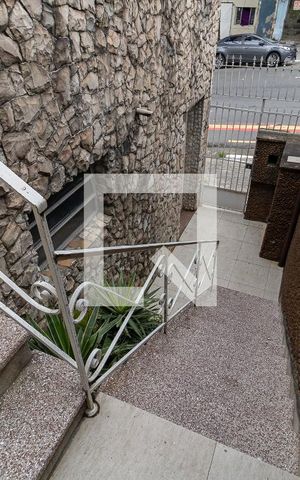 Casa à venda com 200m², 4 quartos e 1 vaga Casa à venda com 200m², 4 quartos e 1 vagaEscada