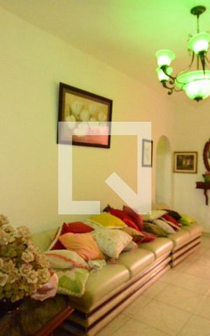 Casa à venda com 250m², 2 quartos e 3 vagasSala