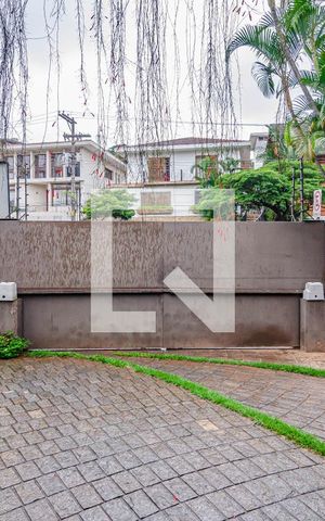 Casa à venda com 700m², 4 quartos e 6 vagas Casa à venda com 700m², 4 quartos e 6 vagasGaragem