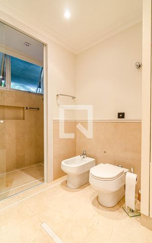 Casa à venda com 700m², 4 quartos e 6 vagas Casa à venda com 700m², 4 quartos e 6 vagasBanheiro da suíte 1