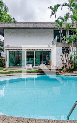 Casa à venda com 700m², 4 quartos e 6 vagas Casa à venda com 700m², 4 quartos e 6 vagasPiscina