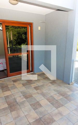 Casa à venda com 276m², 4 quartos e 3 vagas Casa à venda com 276m², 4 quartos e 3 vagasSacada