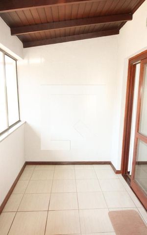 Casa à venda com 276m², 4 quartos e 3 vagas Casa à venda com 276m², 4 quartos e 3 vagasSacada