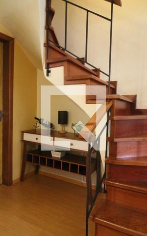 Casa de condomínio à venda com 74m², 2 quartos e 2 vagasEscada