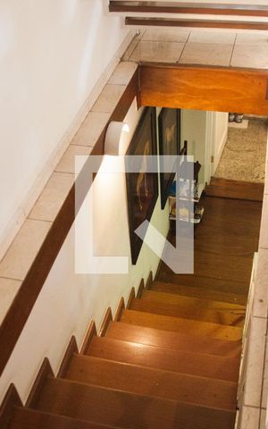 Casa à venda com 328m², 4 quartos e 4 vagasEscada