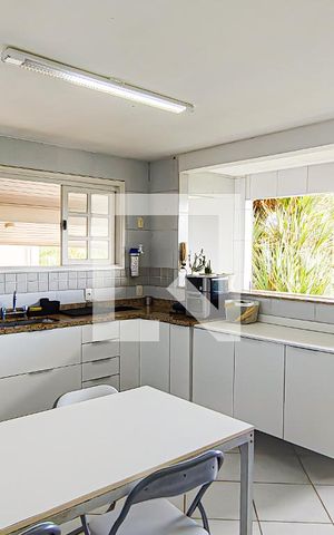 Casa à venda com 300m², 6 quartos e 1 vaga Casa à venda com 300m², 6 quartos e 1 vagaCozinha e Área de Serviço
