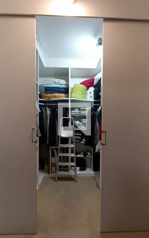 Casa de condomínio para alugar com 400m², 4 quartos e 4 vagas Casa de condomínio para alugar com 400m², 4 quartos e 4 vagasCloset suíte master